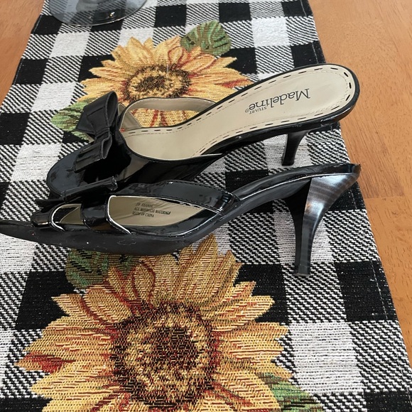 Madeline patent leather slip on open toe with bows - Picture 5 of 9